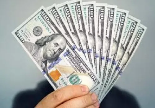 انخفاض ملحوظ في سعر الدولار أمام الجنيه مع بداية التداولات الصباحية