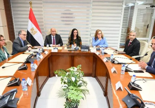 تعاون حكومي مع الجامعة الأمريكية لتعزيز تأهيل واندماج ذوي الإعاقة في سوق العمل
