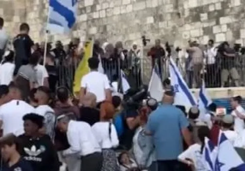 مستوطنون يشعلون النيران في مسجدين شمال رام الله ويهاجمون منازل فلسطينية في نابلس
