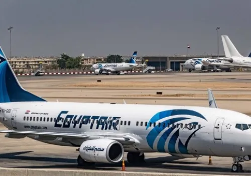 مصر للطيران تفتح تحقيقًا عاجلاً في شكوى راكبة تثير الجدل على السوشيال ميديا