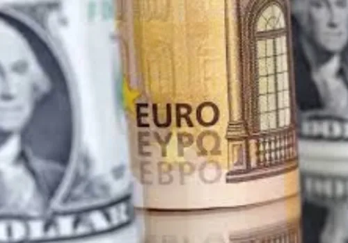 تراجع اليورو إلى 57 جنيهًا والدولار يتجه نحو 49 جنيهًا في تعاملات اليوم