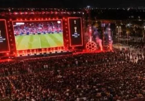 مشجعو منتخب مصر يرفعون الأعلام ويرددون النشيد الوطني في قطارات مونوريل العاصمة الجديدة أثناء توجههم لمباراة بلجيكا
