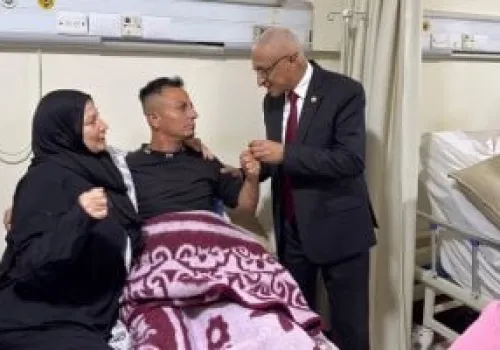 محافظ شمال سيناء يزور الجرحى الفلسطينيين في مستشفى العريش ويؤكد دعم الدولة المستمر