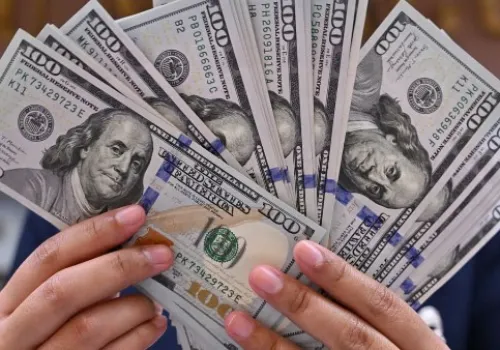 انخفاض تاريخي للدولار في مصر: سعره يتراجع إلى أقل من 50 جنيهًا في بعض البنوك المحلية