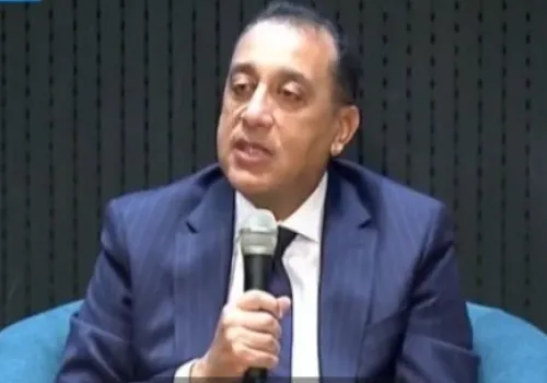 رئيس الوزراء يؤكد على جهود الحكومة لتعزيز الاستثمار ودعم الاقتصاد الوطني