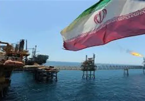 انخفاض حاد في صادرات النفط الإيرانية إلى 260 ألف برميل يومياً بسبب الضغوط الأمريكية والتوترات الإقليمية
