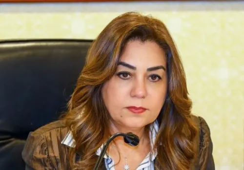 وزيرة التنمية المحلية تتابع صحة رئيسة الوحدة القروية المصابة خلال إزالة التعديات في كفر الشيخ