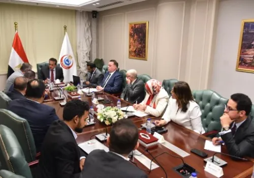 وزير الصحة المصري يتعاون مع شركات عالمية لنقل تكنولوجيا تصنيع كواشف فصائل الدم وتعزيز القدرات الطبية