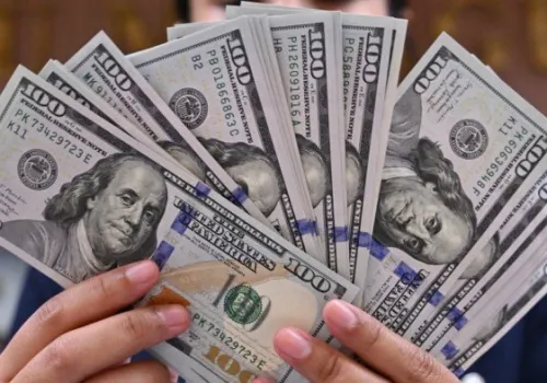 انخفاض مفاجئ في سعر الدولار أمام الجنيه المصري: هل تعود الاستقرار إلى سوق الصرف؟