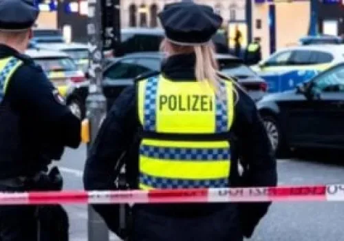 مأساة في ألمانيا: وفاة طفلة بعد نسيانها داخل سيارة في حرارة تصل إلى 50 درجة مئوية والشرطة تفتح تحقيقًا