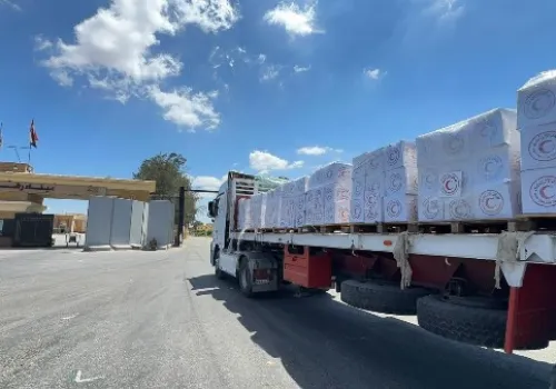 الهلال الأحمر المصري يطلق قافلة «زاد العزة» 216 محملة بأكثر من 3 آلاف طن من المساعدات الإنسانية إلى غزة