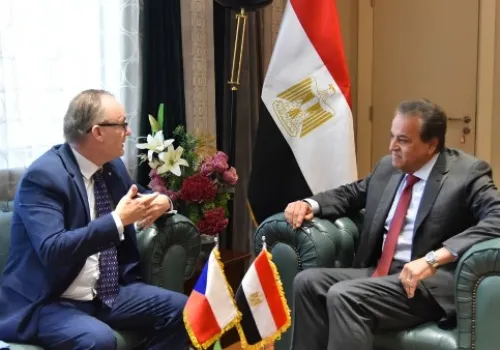 مصر والتشيك تعززان التعاون الصحي: وزير الصحة يبحث توطين تصنيع أسرة المستشفيات