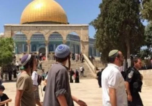 مستوطنون يقتحمون المسجد الأقصى ويؤدون طقوساً دينية تحت حماية الاحتلال الإسرائيلي