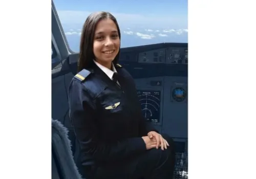 وزير الطيران المدني يعبر عن حزنه العميق لوفاة الطالبة منار أشرف إثر حادث طائرة تدريب