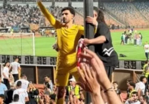محمد عواد يجذب الأنظار بصورة مميزة مع مشجعي الزمالك ويعكس روح الفريق العالية