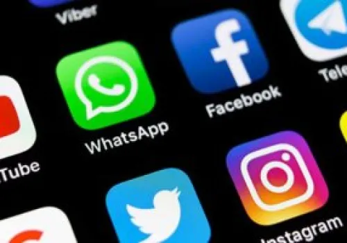 الإمارات تضع 15 عامًا كحد أدنى لدخول الأطفال إلى منصات التواصل الاجتماعي لتعزيز سلامتهم الرقمية