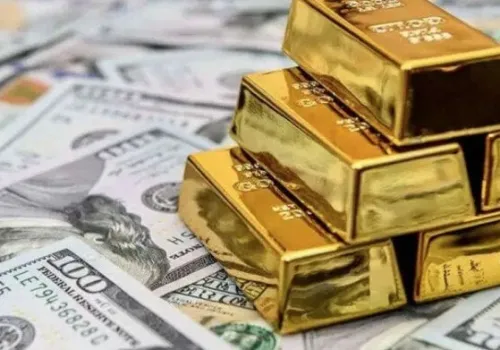 الذهب يواجه ضغوطًا متزايدة ويقترب من خسارة أسبوعية ثالثة بفعل قوة الدولار وتشديد الفيدرالي