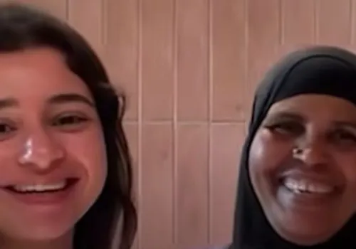 لحظة إنسانية مؤثرة: فتاة تحتضن عاملة نظافة في صورة عفوية تثير تفاعلاً واسعاً على السوشيال ميديا