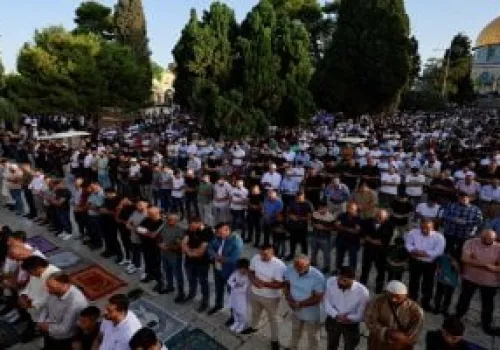 توافد 60 ألف فلسطيني لأداء صلاة الجمعة في المسجد الأقصى وسط قيود الاحتلال