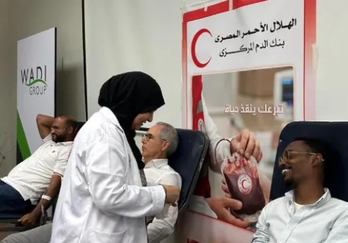 الهلال الأحمر المصري يطلق حملات تبرع بالدم تحت شعار 'قطرة واحدة من الإنسانية' لدعم المرضى