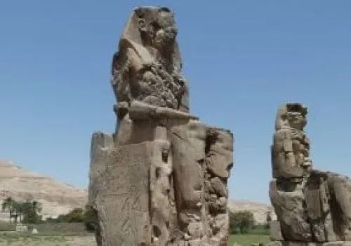 تماثيل ممنون: عظمة الملك أمنحتب الثالث تبرز من جديد بارتفاع 21 مترًا في الأقصر
