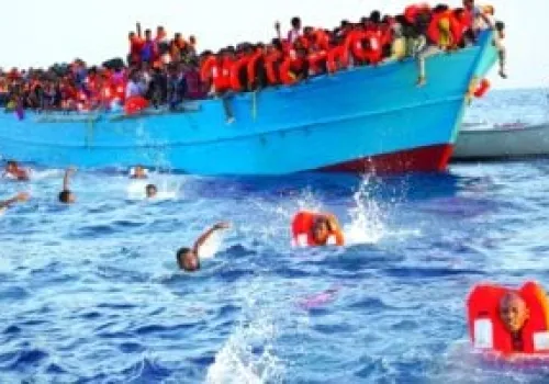 إنقاذ 15 مهاجراً بعد انقلاب قاربهم قبالة سواحل الخمس الليبية