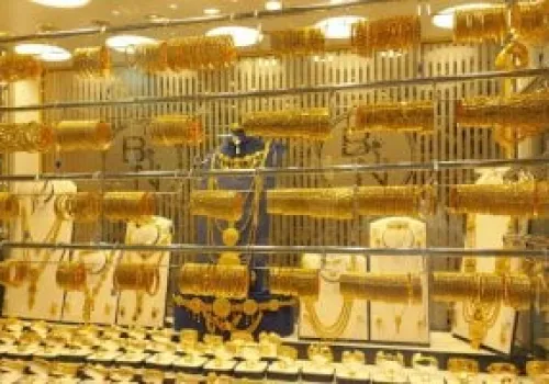 تباين آراء البنوك العالمية حول مستقبل أسعار الذهب: هل حان وقت الشراء أم البيع؟