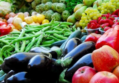 استقرار أسعار الخضروات والفاكهة في الأسواق المصرية اليوم 20 يونيو: الطماطم بـ 15 جنيها والخوخ بـ 55 جنيها