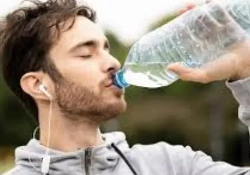 تعزيز صحتك اليومية: لماذا يجب عليك شرب كميات كافية من المياه؟