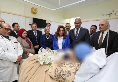 وزيرة التنمية المحلية تزور رئيسة قرية أبوسكين في المستشفى وتؤكد دعم الدولة الكامل لأسرتها بعد إصابتها أثناء إزالة تعدٍ