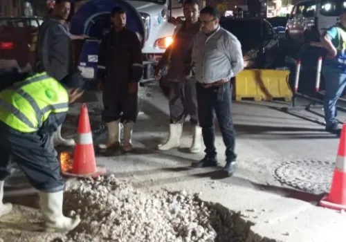 هبوط أرضي مفاجئ في شارع مصطفى النحاس: رئيس الصرف الصحي يؤكد سلامة الشبكات ويشرف على الفحص الميداني