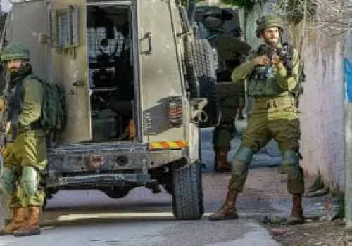 قوات الاحتلال الإسرائيلي تقتحم بلدة ترمسعيا وتعتقل ثلاثة فلسطينيين في تصعيد متواصل للأوضاع الأمنية