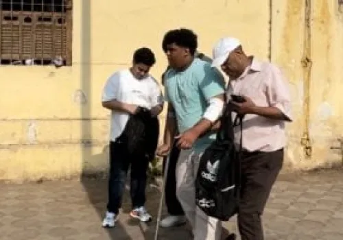 إرادة وعزيمة: أب يساند ابنه المصاب في امتحانات الثانوية العامة بالجيزة