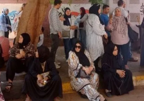 أجواء من الترقب والدعاء: أولياء الأمور ينتظرون أبنائهم أمام لجان امتحانات الثانوية العامة 2026