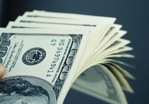 الدولار ينخفض دون 50 جنيهاً في ختام تعاملات الأحد بمصر