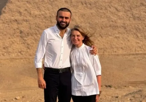 بوراك أوزدمير يحتفل بعيد الأب بلقطة مؤثرة مع والدته أمام أهرامات الجيزة