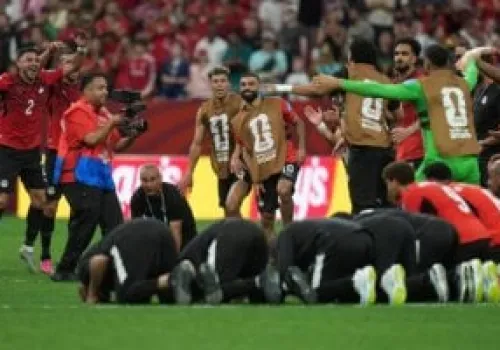 الجماهير المصرية تتألق في مدرجات فانكوفر بعلم الوطن وعباءات الفراعنة خلال مواجهة كأس العالم