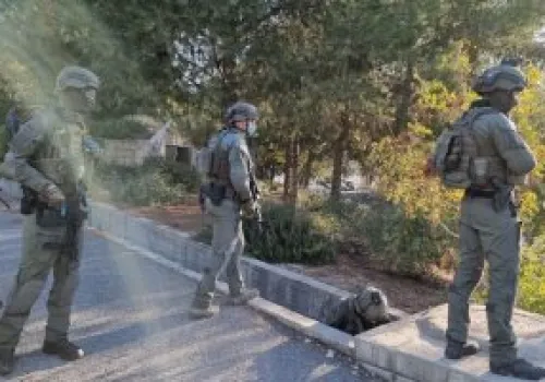 استشهاد طفل وفتى فلسطينيين وإصابة آخرين برصاص الاحتلال والمستوطنين في بيت أمر