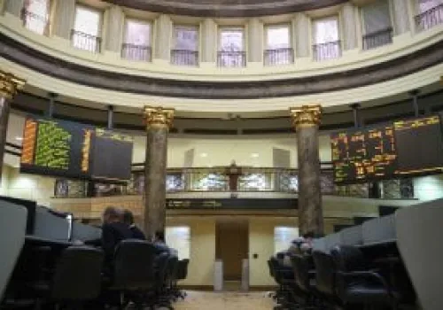 تباين أداء البورصة المصرية في بداية جلسة الإثنين مع تراجع المؤشر الرئيسي وسط ضغوط بيعية