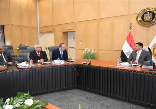 وزير الصناعة يناقش مع غرفة منتجات الأخشاب استراتيجيات تطوير قطاع الأثاث وزيادة الصادرات