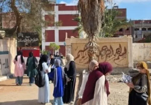 طلاب الثانوية العامة بالجيزة يتوافدون على اللجان لأداء امتحان اللغة الأجنبية الثانية وسط تنظيم أمني محكم