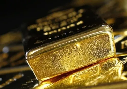 الذهب يتراجع بفعل قوة الدولار وتوقعات رفع الفائدة الأمريكية وسط محادثات سلام مع إيران
