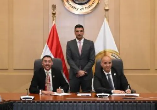 وزير الصناعة يشهد توقيع بروتوكول لتعزيز مهارات مهندسي السيارات الجدد من جامعة القاهرة