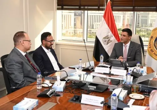 وزير الصناعة يبحث مع جوتن مصر آفاق التوسع ونقل التكنولوجيا في قطاع الدهانات