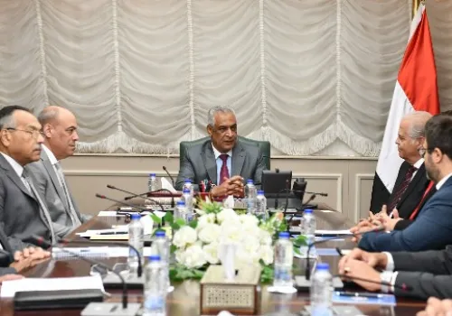 وزير الإنتاج الحربي يلتقي شركة يونانية لتعزيز التعاون في مجال الصناعات الدفاعية