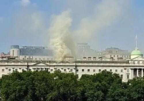 بريطانيا تحت وطأة الطقس القاسي: 29 ألف صاعقة ودرجات حرارة قياسية تصل إلى 40 درجة مئوية