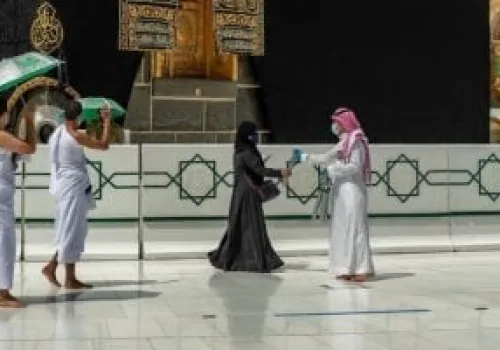 خادم الحرمين الشريفين يعلن استضافة 1000 معتمر من مختلف دول العالم لتعزيز الروابط الإسلامية