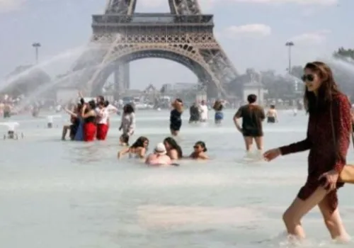 برج إيفل يغلق أبوابه مبكرًا بسبب موجة حر قياسية في فرنسا