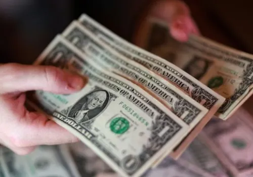 تراجع ملحوظ في سعر الدولار مقابل الجنيه المصري: تفاصيل الأسعار في البنوك اليوم