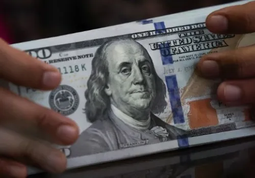 الدولار الأمريكي يتصدر السوق بأعلى مستوى له في 13 شهرًا وسط توقعات قوية لرفع الفائدة